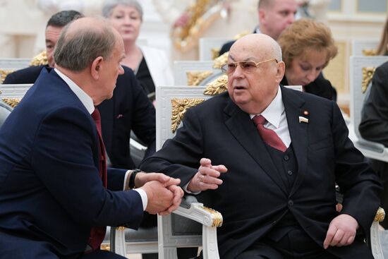 Президент Владимир Путин вручил государственные награды выдающимся россиянам