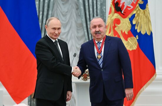 Президент Владимир Путин вручил государственные награды выдающимся россиянам