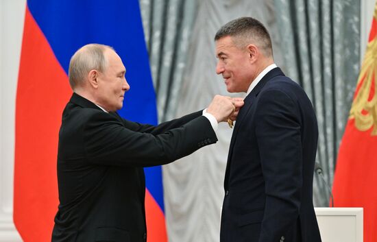 Президент Владимир Путин вручил государственные награды выдающимся россиянам