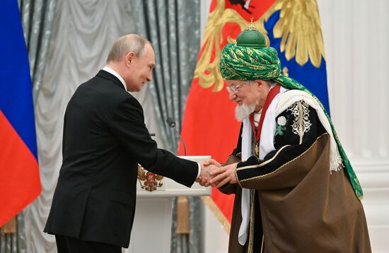 Президент Владимир Путин вручил государственные награды выдающимся россиянам