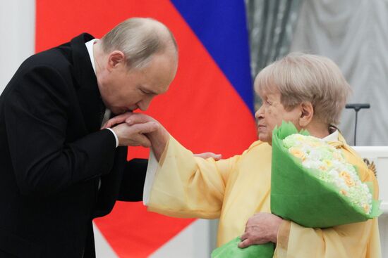 Президент Владимир Путин вручил государственные награды выдающимся россиянам