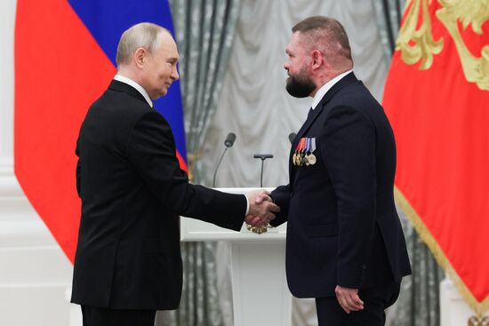 Президент Владимир Путин вручил государственные награды выдающимся россиянам