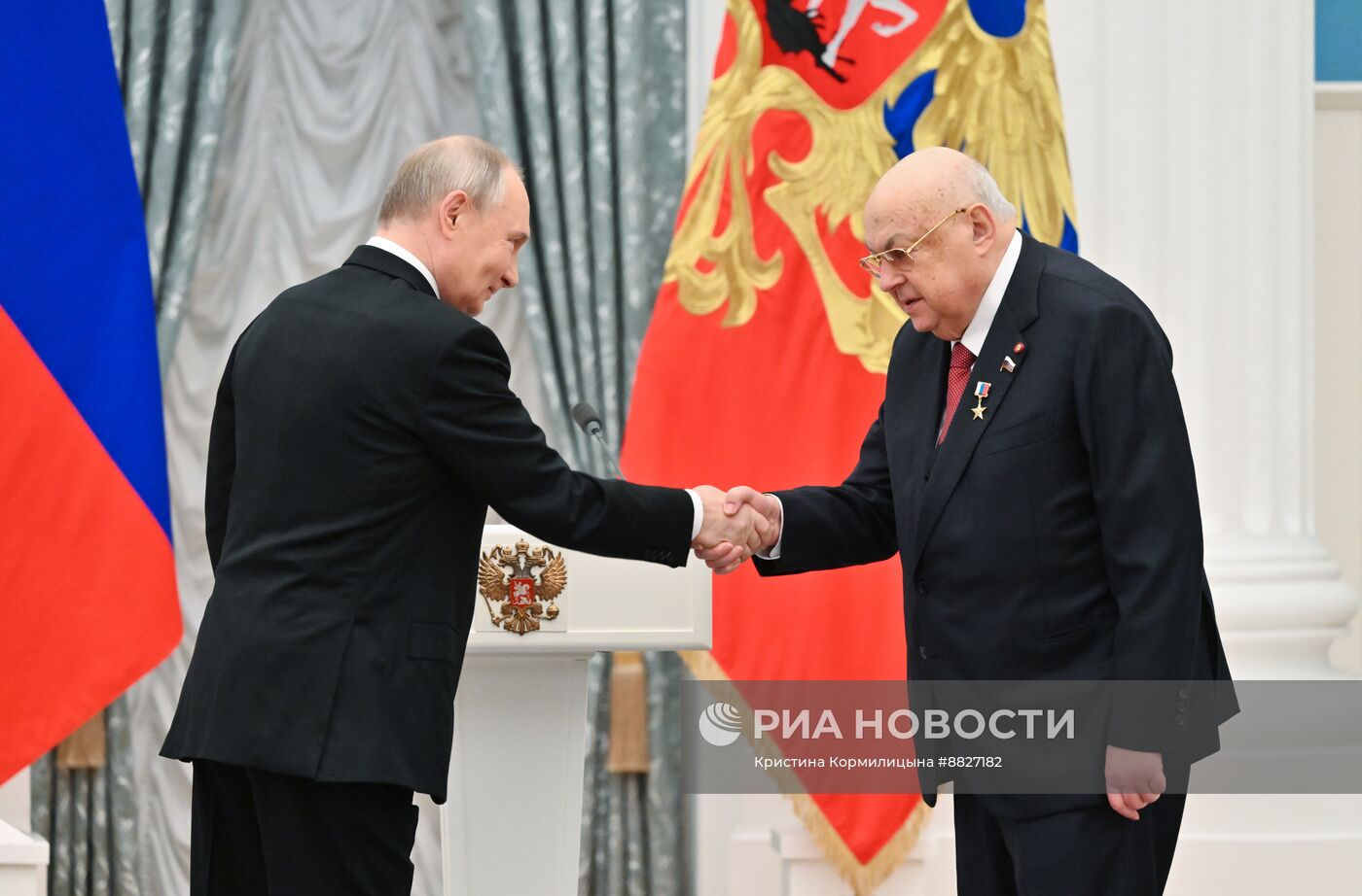 Президент Владимир Путин вручил государственные награды выдающимся россиянам