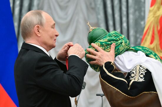 Президент Владимир Путин вручил государственные награды выдающимся россиянам