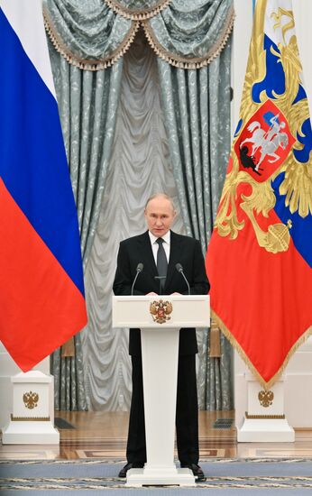 Президент Владимир Путин вручил государственные награды выдающимся россиянам