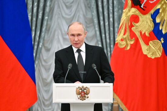 Президент Владимир Путин вручил государственные награды выдающимся россиянам