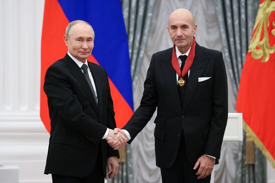 Президент Владимир Путин вручил государственные награды выдающимся россиянам
