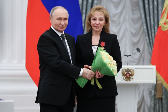 Президент Владимир Путин вручил государственные награды выдающимся россиянам