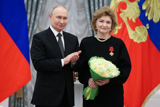 Президент Владимир Путин вручил государственные награды выдающимся россиянам