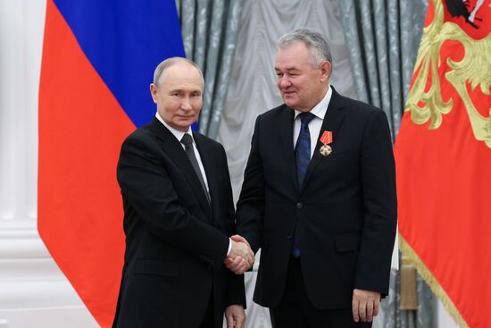 Президент Владимир Путин вручил государственные награды выдающимся россиянам