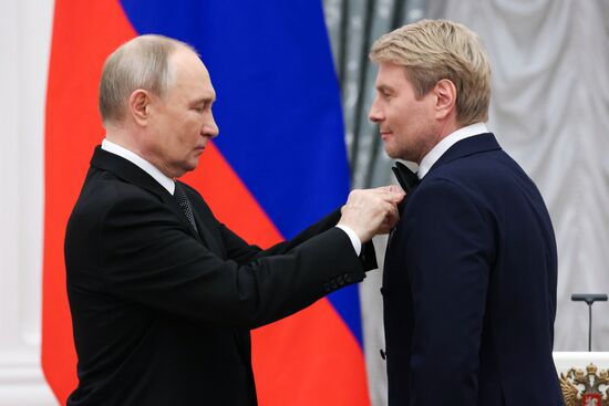 Президент Владимир Путин вручил государственные награды выдающимся россиянам