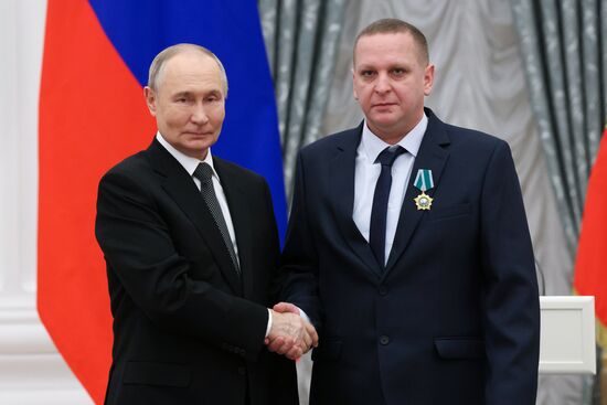 Президент Владимир Путин вручил государственные награды выдающимся россиянам