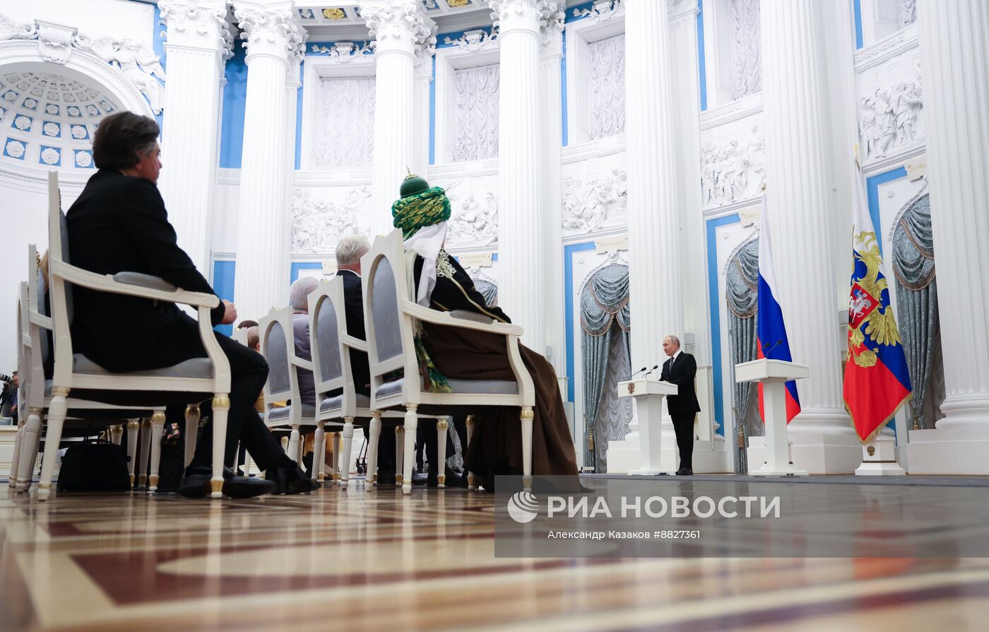 Президент Владимир Путин вручил государственные награды выдающимся россиянам