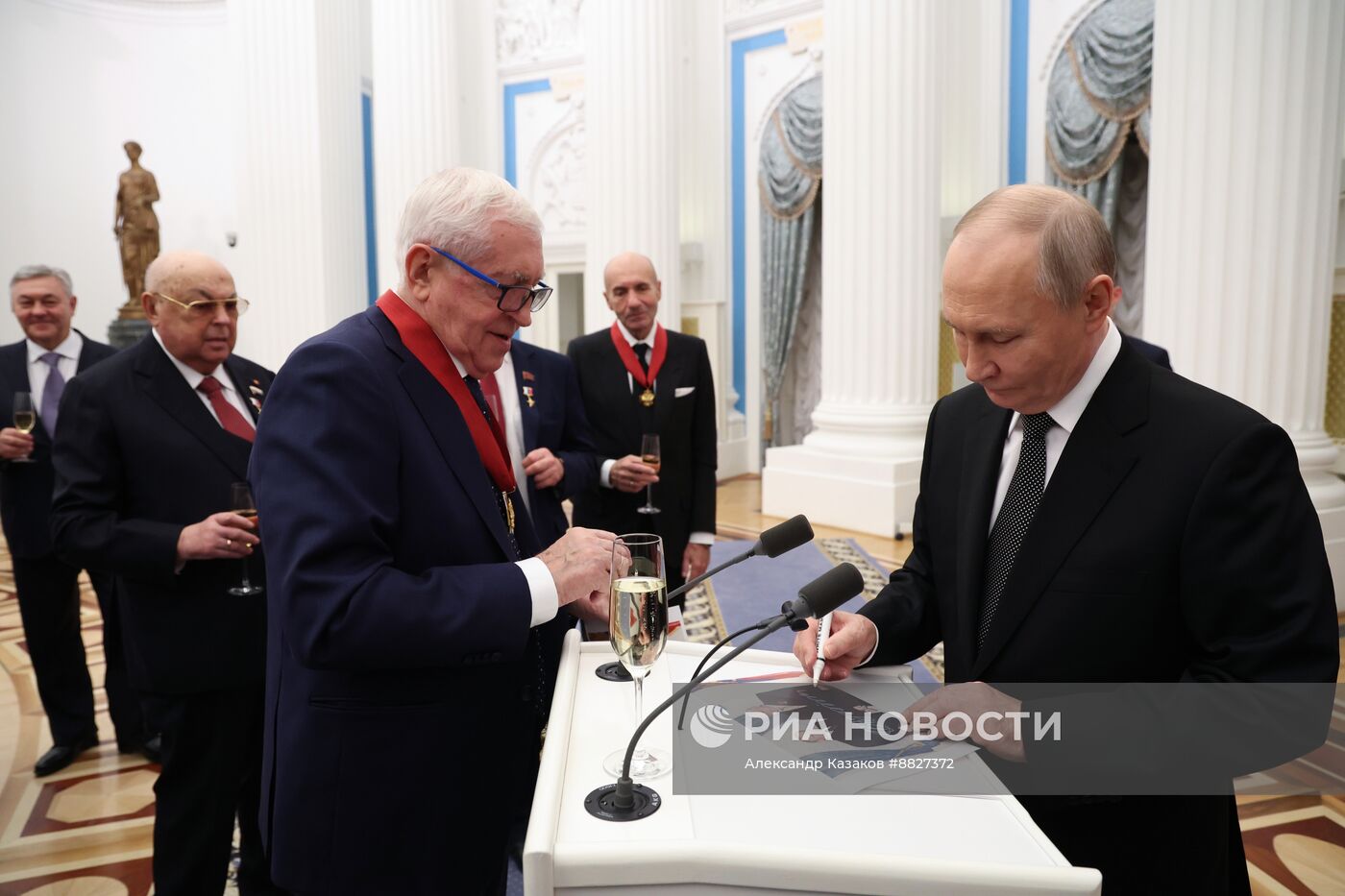 Президент Владимир Путин вручил государственные награды выдающимся россиянам