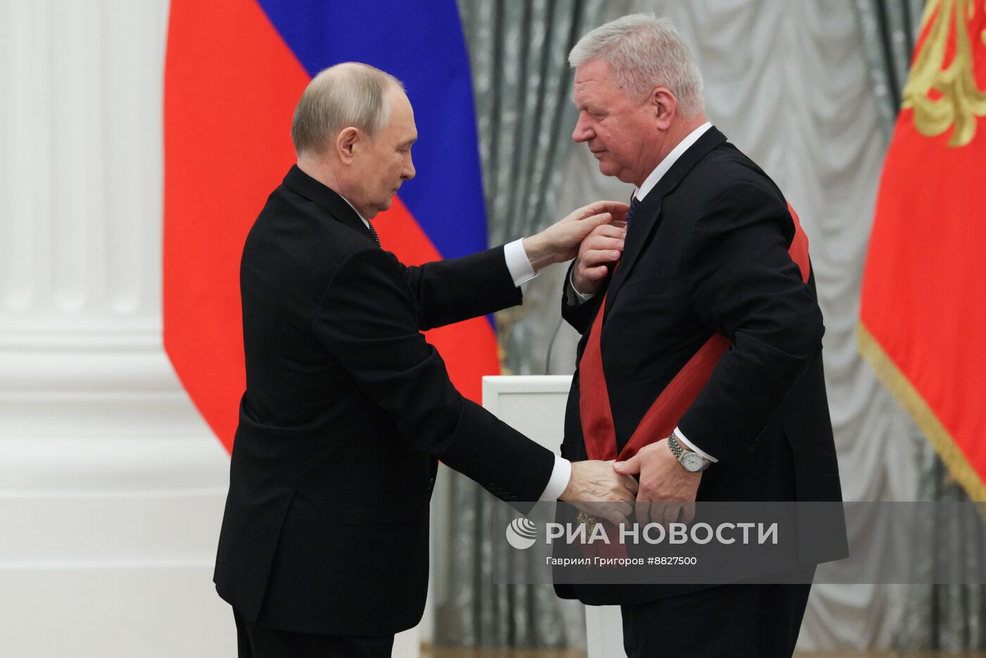 Президент Владимир Путин вручил государственные награды выдающимся россиянам