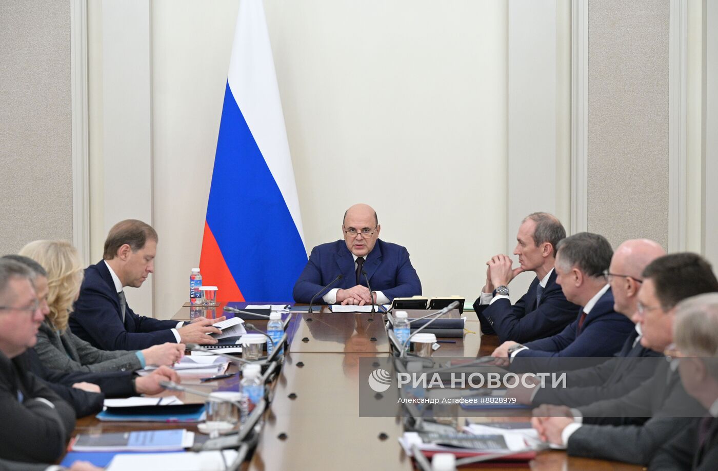 Премьер-министр М. Мишустин провел оперативное совещание с вице-премьерами