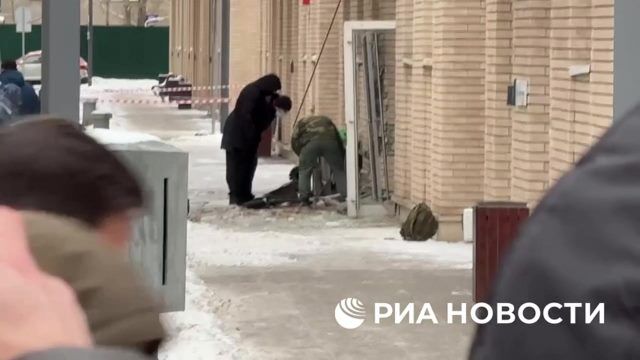 Осмотр самоката, в который была заложена бомба для убийства генерала Кириллова