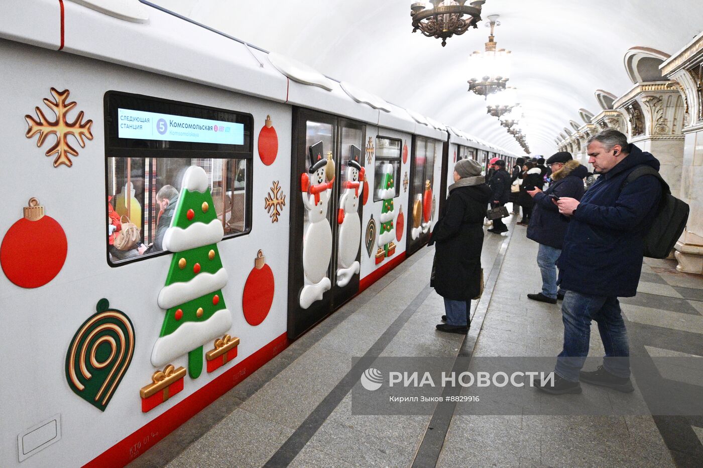 Новогодний поезд в Московском метро 