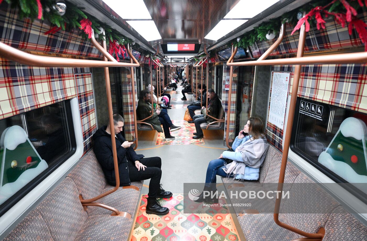 Новогодний поезд в Московском метро 