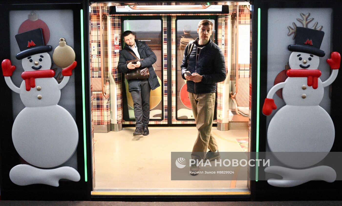 Новогодний поезд в Московском метро 