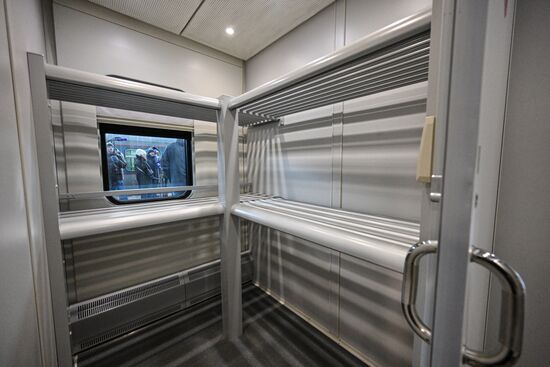 Презентация двухэтажного скоростного поезда "Аврора"