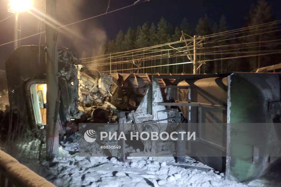 Пассажирский поезд столкнулся с грузовым в Мурманской области