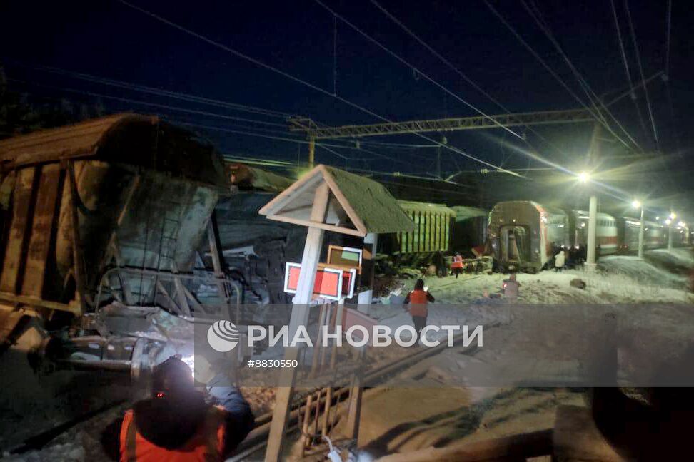 Пассажирский поезд столкнулся с грузовым в Мурманской области