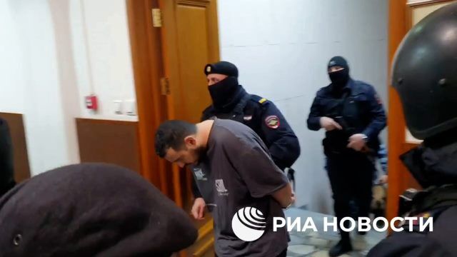 Обвиняемый в убийстве генерала Кириллова в здании суда