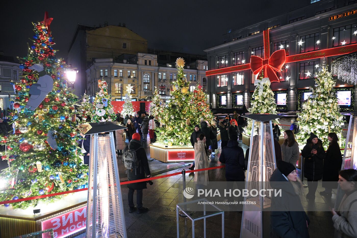 Открытие выставки дизайнерских елей "Любимые фильмы детства"