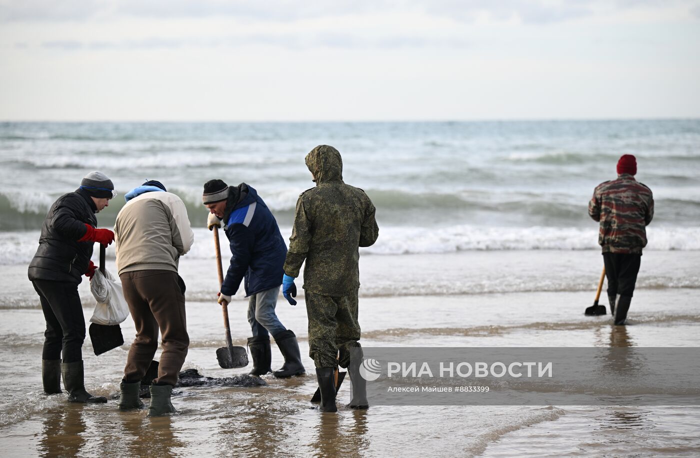 Ликвидация последствий разлива нефтепродуктов у берегов Анапы