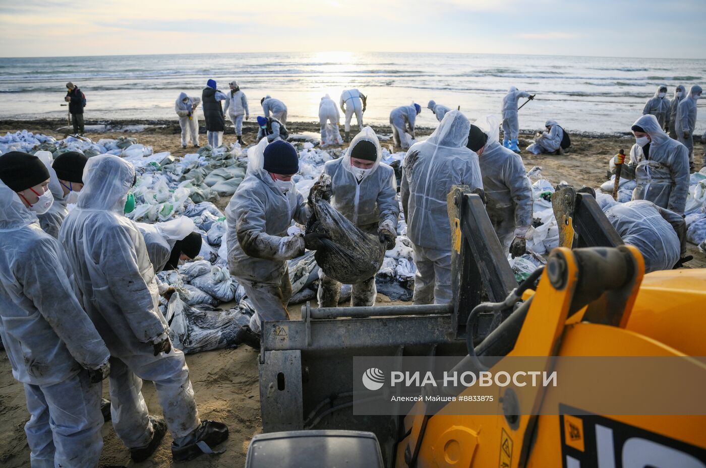 Ликвидация последствий разлива нефтепродуктов у берегов Анапы