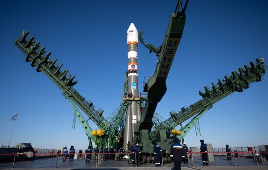 Вывоз РН "Союз-2.1б" со спутником "Ресурс-П" на стартовую площадку космодрома Байконур