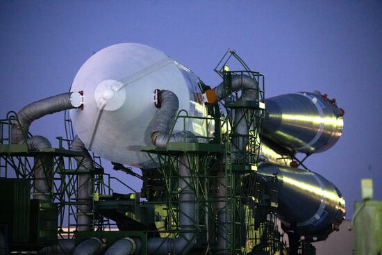 Вывоз РН "Союз-2.1б" со спутником "Ресурс-П" на стартовую площадку космодрома Байконур