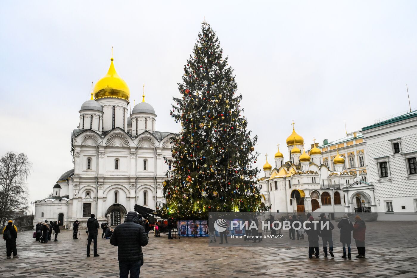 Главная новогодняя елка страны на Соборной площади Московского Кремля