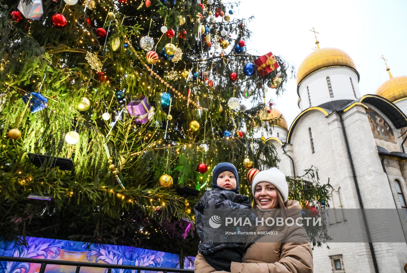 Главная новогодняя елка страны на Соборной площади Московского Кремля