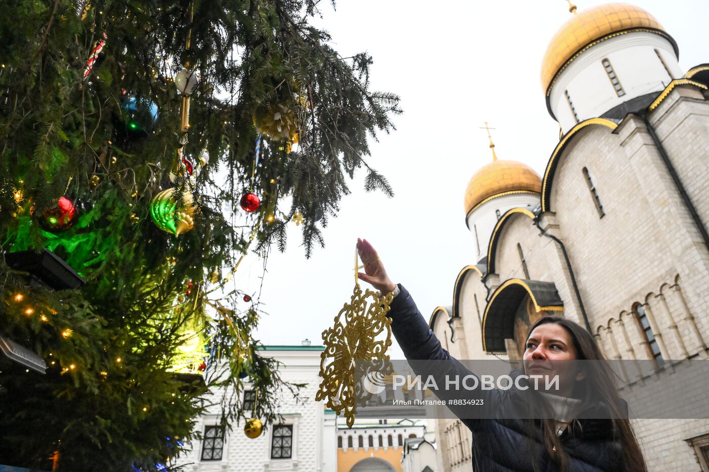 Главная новогодняя елка страны на Соборной площади Московского Кремля