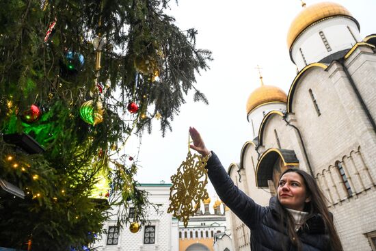 Главная новогодняя елка страны на Соборной площади Московского Кремля