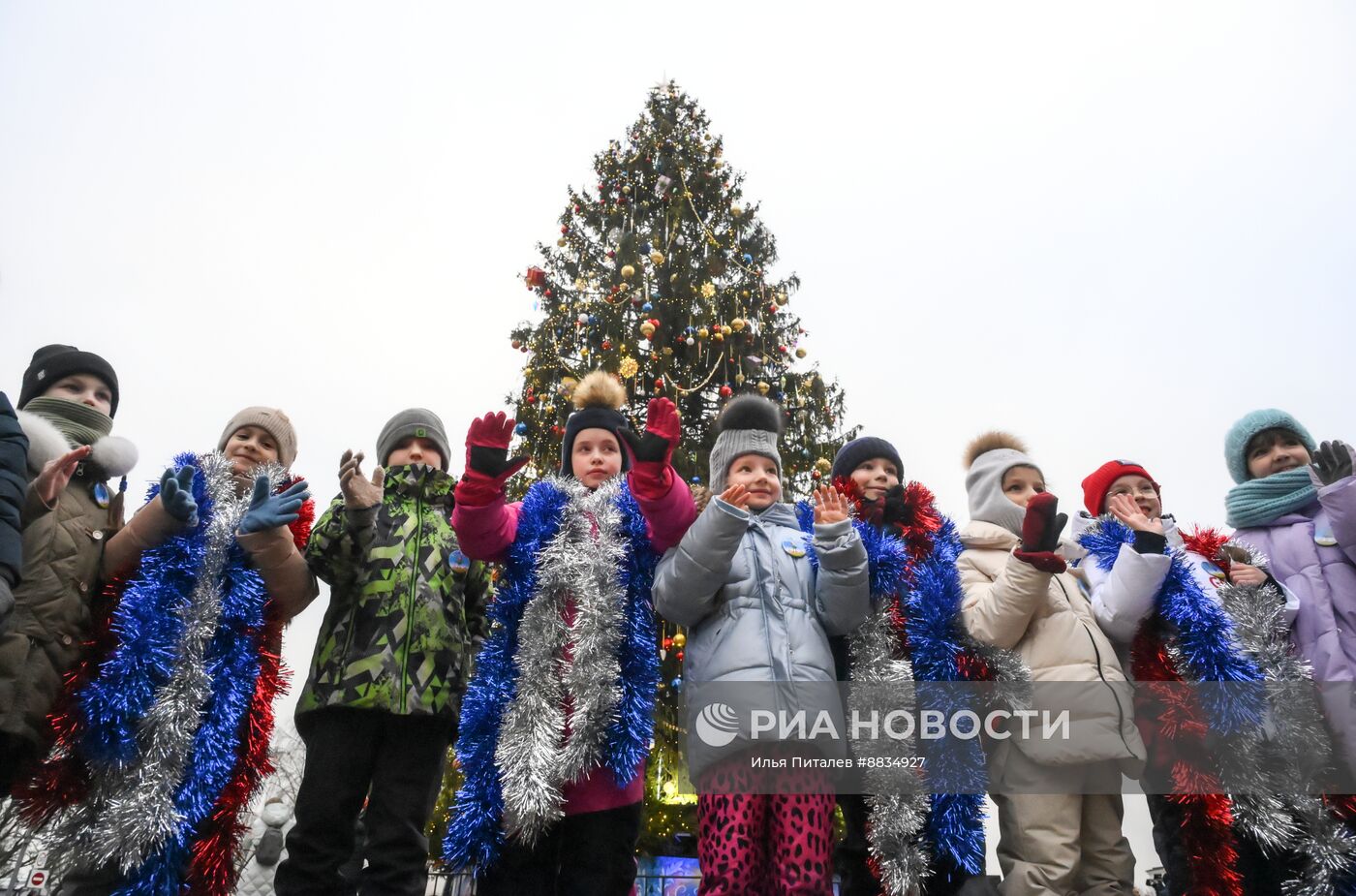 Главная новогодняя елка страны на Соборной площади Московского Кремля