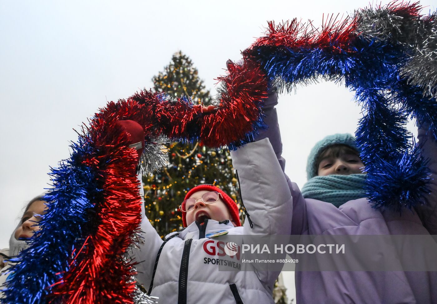 Главная новогодняя елка страны на Соборной площади Московского Кремля