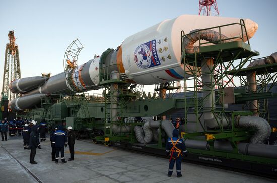 Вывоз РН "Союз-2.1б" со спутником "Ресурс-П" на стартовую площадку космодрома Байконур