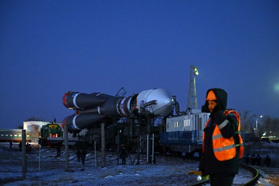 Вывоз РН "Союз-2.1б" со спутником "Ресурс-П" на стартовую площадку космодрома Байконур