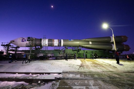 Вывоз РН "Союз-2.1б" со спутником "Ресурс-П" на стартовую площадку космодрома Байконур