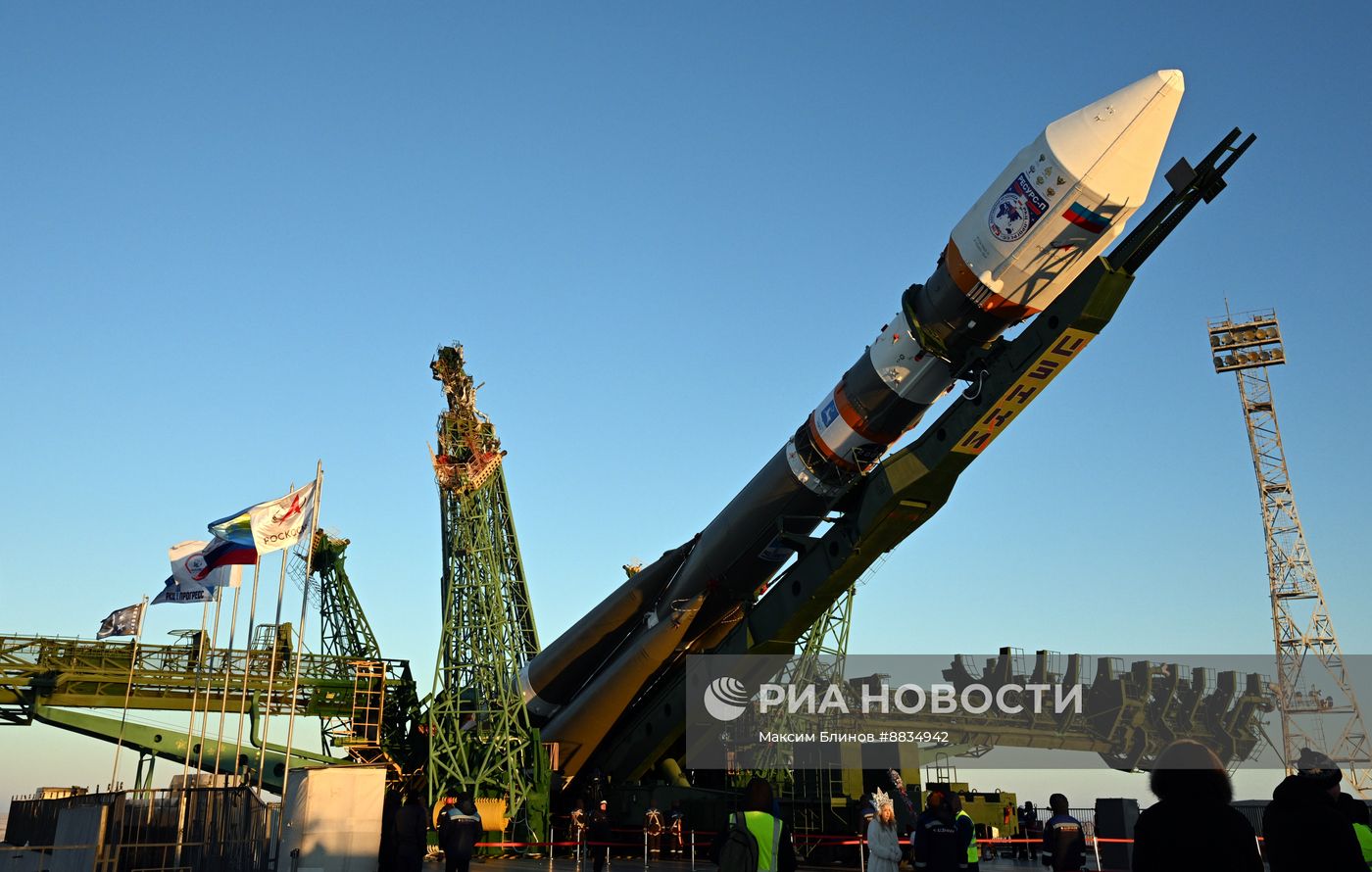 Вывоз РН "Союз-2.1б" со спутником "Ресурс-П" на стартовую площадку космодрома Байконур