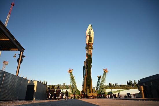 Вывоз РН "Союз-2.1б" со спутником "Ресурс-П" на стартовую площадку космодрома Байконур