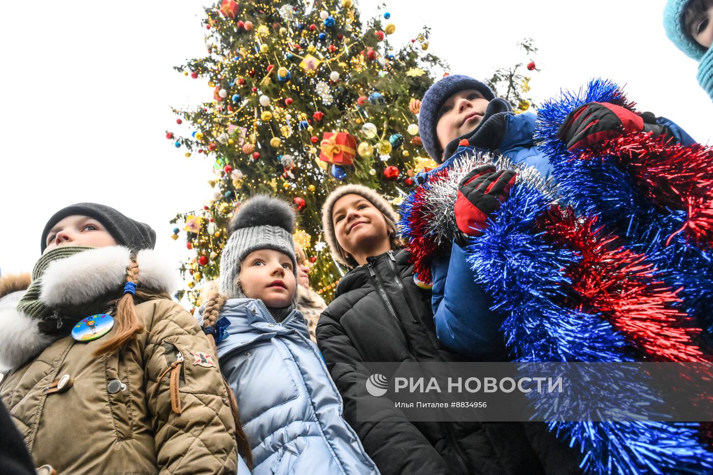 Главная новогодняя елка страны на Соборной площади Московского Кремля