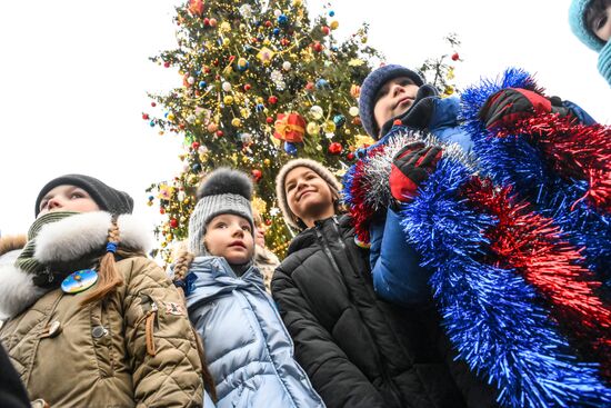 Главная новогодняя елка страны на Соборной площади Московского Кремля