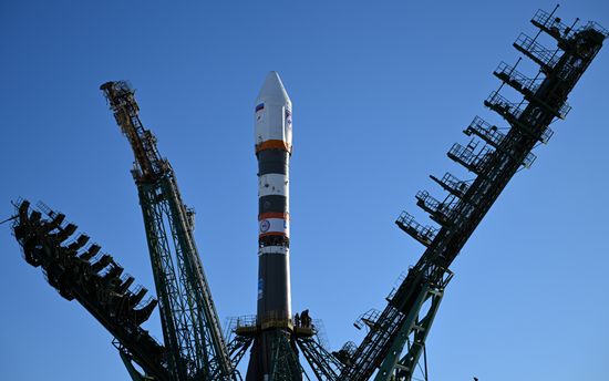 Вывоз РН "Союз-2.1б" со спутником "Ресурс-П" на стартовую площадку космодрома Байконур