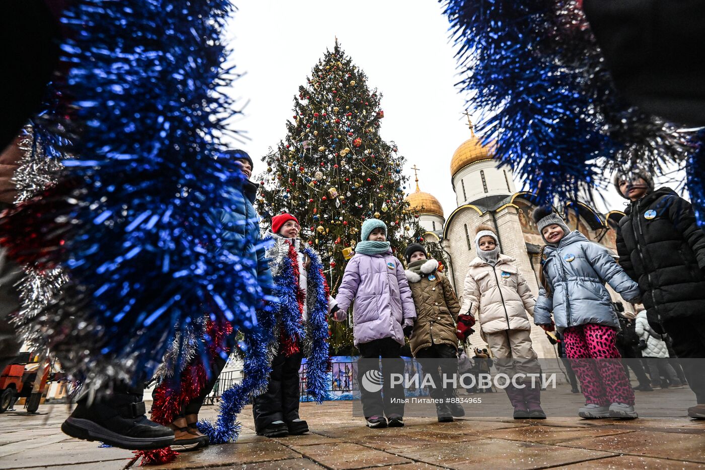 Главная новогодняя елка страны на Соборной площади Московского Кремля