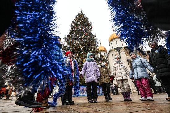 Главная новогодняя елка страны на Соборной площади Московского Кремля