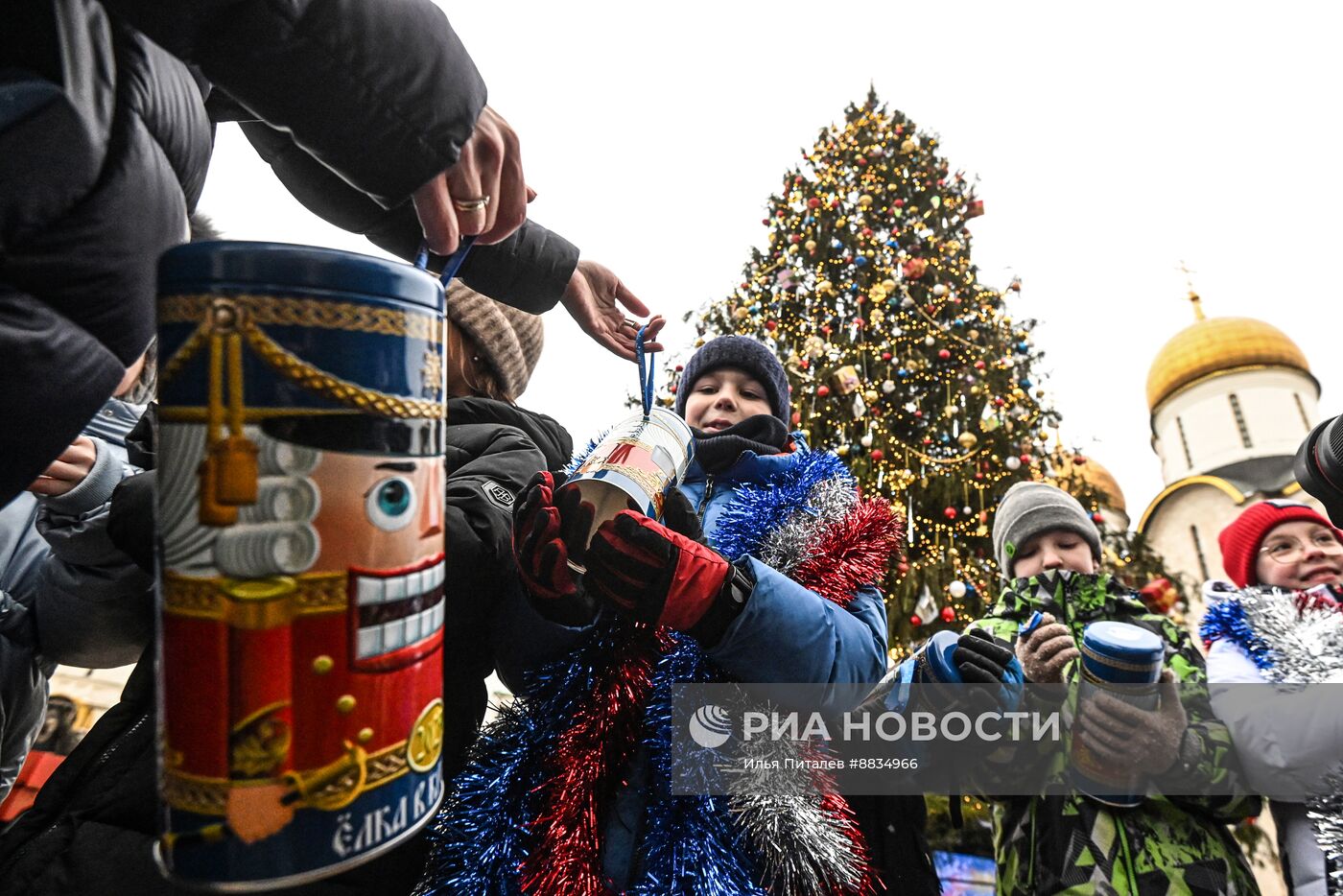 Главная новогодняя елка страны на Соборной площади Московского Кремля